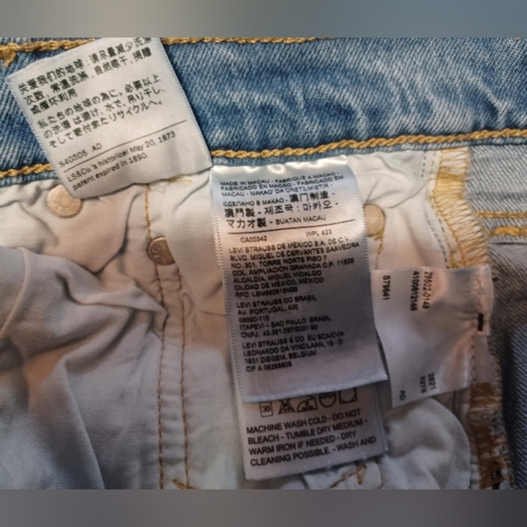 A Levi Strauss 501 Classic Button Fly Light Wash Blue Jeans - Picture 11 of 15